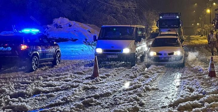 Muş-Bingöl kara yolunda 40 araçta mahsur kalan 80 kişi kurtarıldı