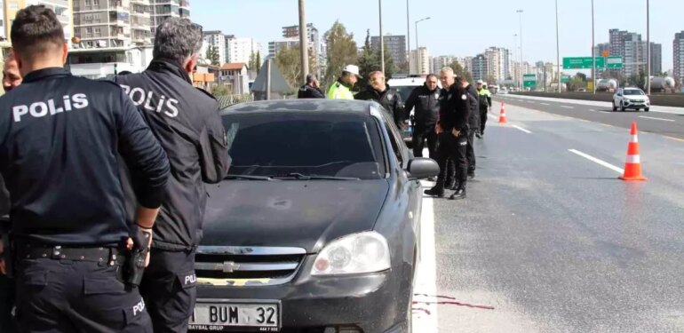 Otoyolda araç içinde sır ölüm: Başından tüfekle vurulmuş halde bulundu