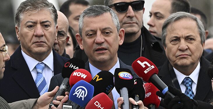 Özgür Özel: CHP, durması gerektiği noktada durmaya devam ediyor