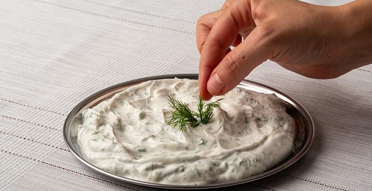 Parmak yedirten sarımsaklı tarif! Bu sosla yapılan sandviç bir başka