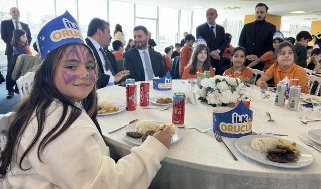 Ramazan’ın ilk iftarı miniklerle yapıldı! 200 çocuk orucunu açtı