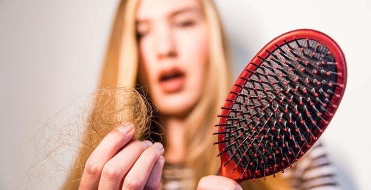 Saç köklerine işliyor, adeta kelliğin çaresi! Doğal özleri karıştırın