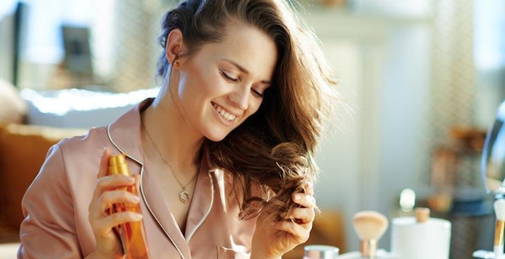 Saçları hızlıca uzatıyor! Kökleri ve deriyi temizleyen detay