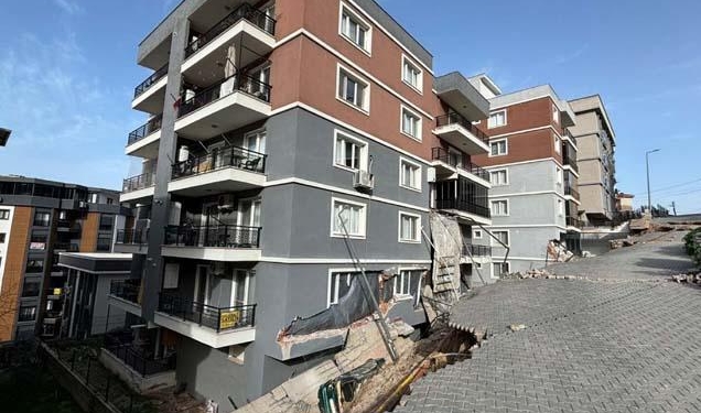 Sağanak sonrası kabus! İzmir’de istinat duvarı duvarının çöktüğü sokakta çalışmalar sürüyor: 151 kişi tahliye edildi