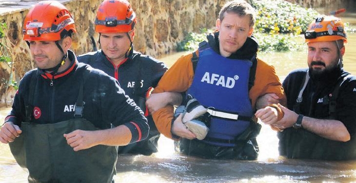 Sağanak ve fırtına yıktı geçti!