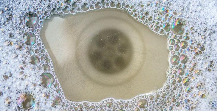 Süngere defalarca dökmeyin! Bulaşıkları cam gibi yapan taktik