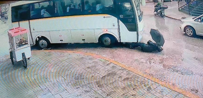 Tamponun altında 2 metre sürüklenen kadın yara almadan kurtuldu