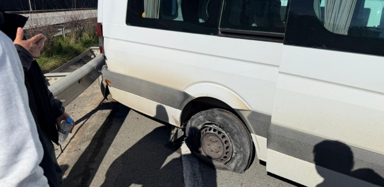 Taraftarların bulunduğu minibüsün lastiği patladı, araç refüje çarptı