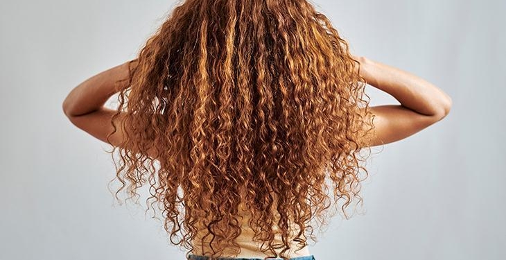 Tek ürünle belirgin bukleler yapmak çok kolaymış! Böyle şekilleniyor