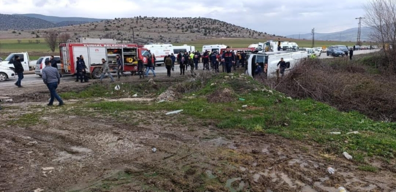 Tokat’ta öğrencileri taşıyan minibüsle otomobil çarpıştı: 6 öğrenci yaralı