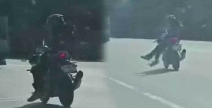 Trafikte tehlikeli anlar! Yan oturup ayaklarını sarkıttı, motosikleti bıraktı