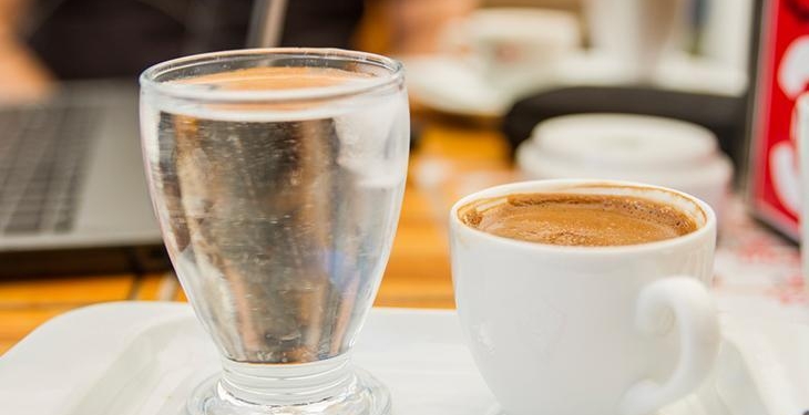 Türk kahvesiyle hangi içecek daha uygun: Su mu, soda mı?