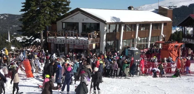 Uludağ’da güneşli hava yoğunluğu artırdı: Kar kalınlığı 81 santimetre