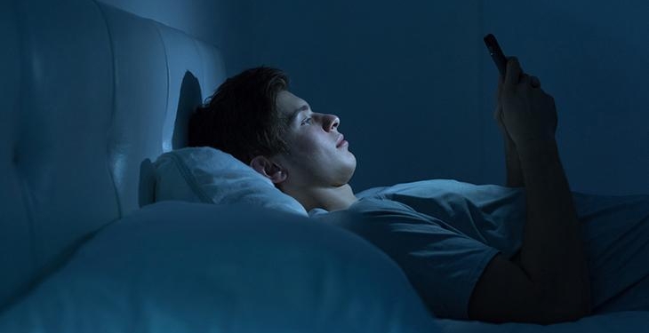 Yatmadan önce telefona bakanlara uzmanından uyarı: “Beyniniz size oyun oynuyor”