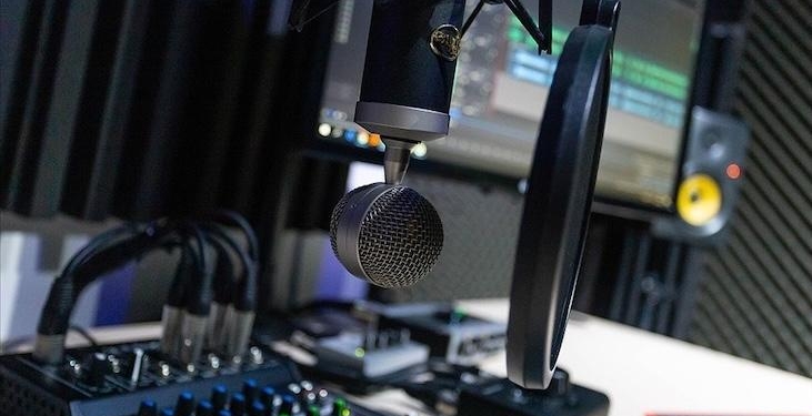 Yeni medya biçimleri ortaya çıksa da radyo, geniş dinleyici kitlelerine ulaşıyor