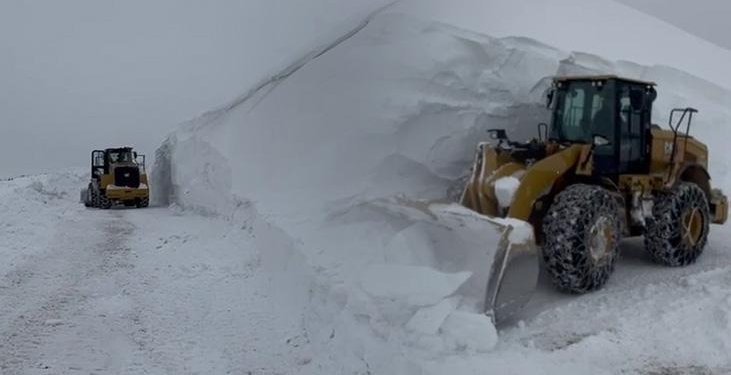 Yol nerede belli değil! Kentte kar kalınlığı 5 metreye ulaştı