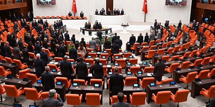 Sosyal medyaya ve doğum iznine yönelik düzenlemeleri de içeren kanun teklifinin komisyon görüşmeleri ertelendi